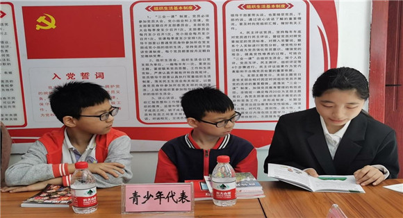 青少年代表分享喜爱的书籍。巫溪县委宣传部供图 华龙网发