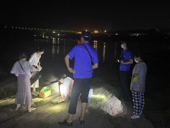 队员们成功将3名女生解救上岸。（来源：两江城管执法支队）
