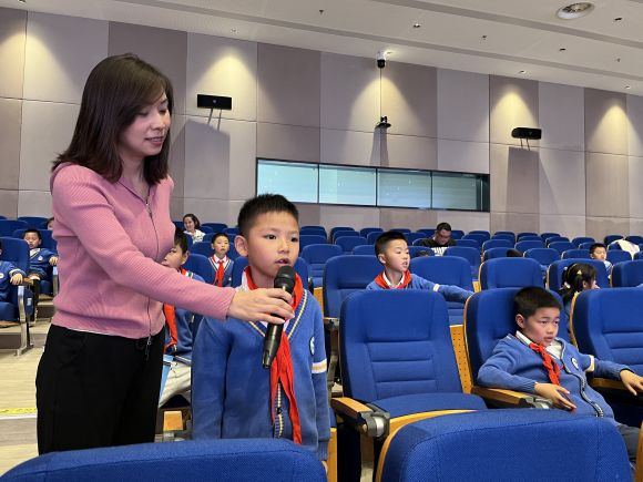 2同学们踊跃回答问题。通讯员 刘霜 摄