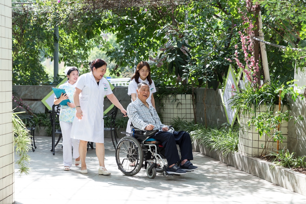 双碑社区卫生服务中心医护人员与托老科入住老人。受访者 供图