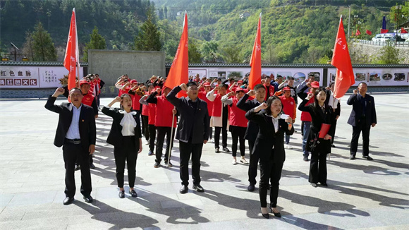 志愿服务队集体宣誓。巫溪县委宣传部供图 华龙网发