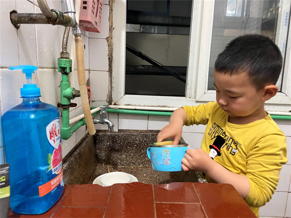 3小朋友在家洗碗。学智社区供图