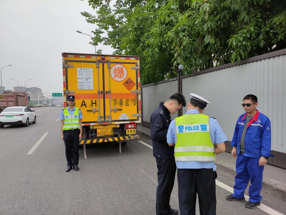 1民警查看驾驶员证件。沙坪坝区警方供图 华龙网-新重庆客户端 发