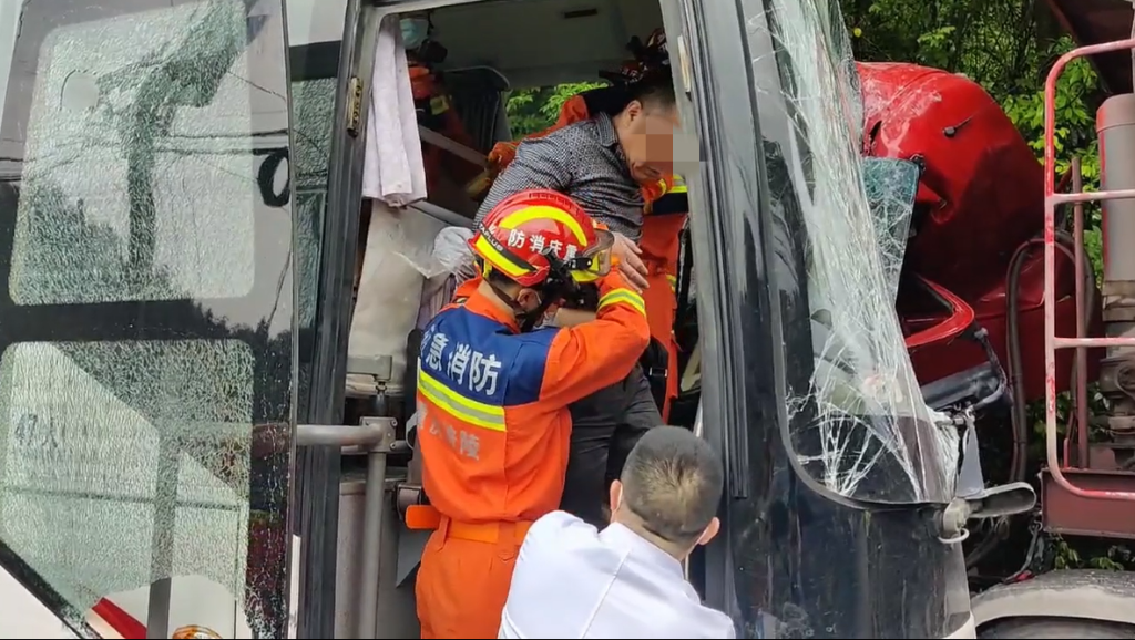 2客车驾驶员脱困。涪陵消防供图 华龙网-新重庆客户端 发