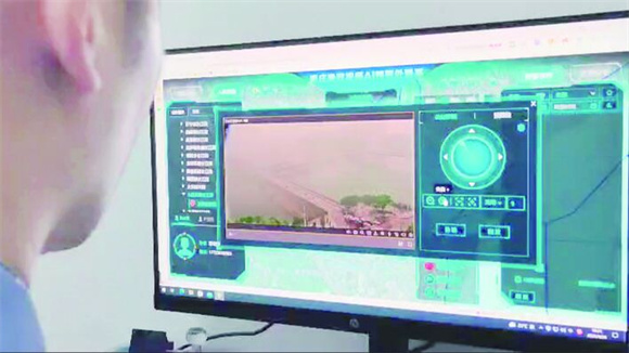 工作人员通过渔政视频AI预警处置系统监测长江万州段。通讯员 王丽 摄
