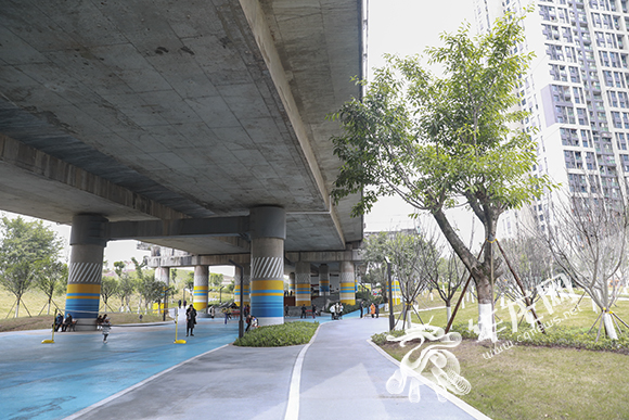 渝鲁园利用桥下空间遮阴避雨的优势，打造城市共享活动空间。（资料图）