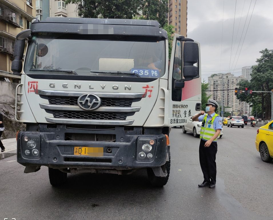 2民警对货车驾驶员进行询问。沙坪坝区警方供图 华龙网-新重庆客户端 发