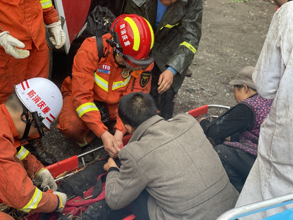 3到达山脚后，伤者由医护人员送往医院治疗。巫溪消防供图 华龙网-新重庆客户端 发