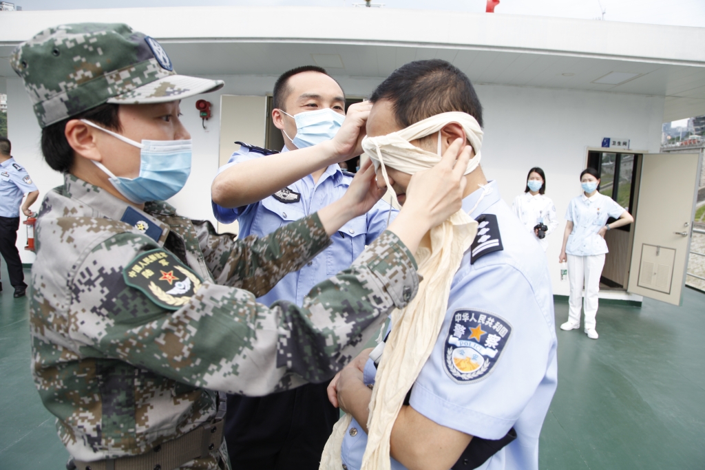 2包扎伤口演练。重庆市公安局水警总队供图 华龙网-新重庆客户端 发