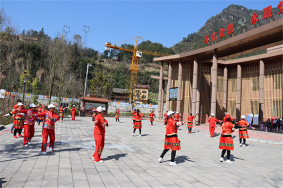 华溪村“初心文艺队”队员在跳摆手舞蹈。特约通讯员 隆太良 摄