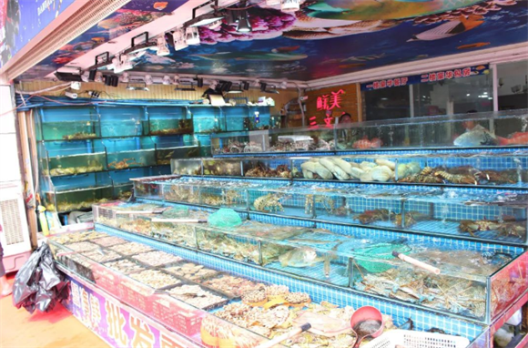 三亚湾水产市场各类海鲜琳琅满目。特约通讯员 杨荟琳 摄