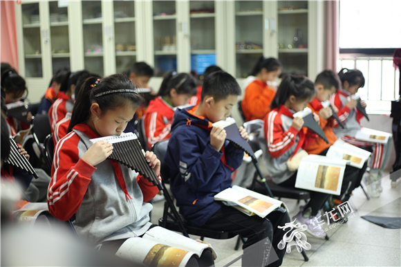 3城口實驗小學學生正在上排笛課。華龍網-新重慶客戶端記者 陳美西 攝
