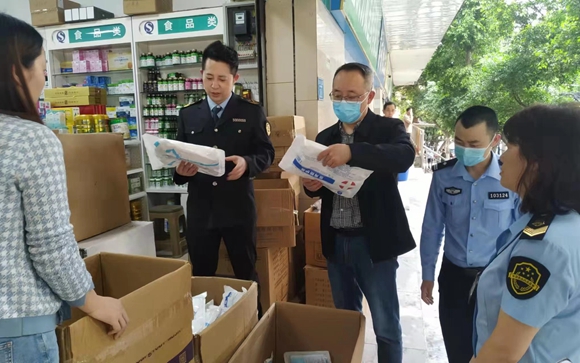 执法人员抽检零售药店。重庆南岸区市场监管局供图 华龙网发