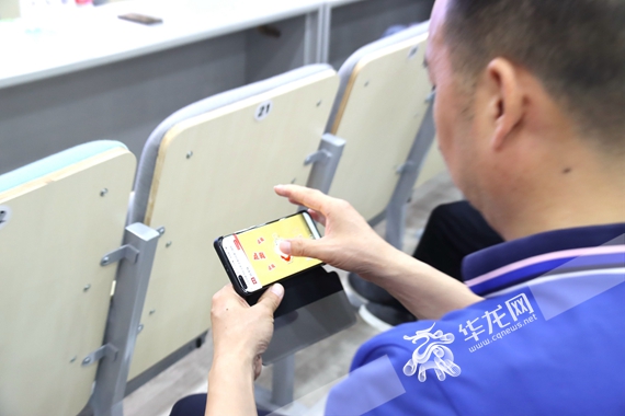 与会嘉宾参与互动 共同启动大渡口区第二届校园音乐节 岳洪玉 摄 3、与会嘉宾参与互动 共同启动大渡口区第二届校园音乐节 岳洪玉 摄