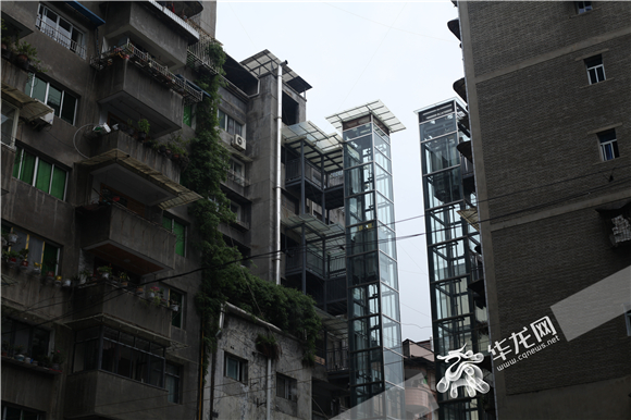 2加裝電梯后的老舊小區。華龍網-新重慶客戶端記者 陳美西 攝