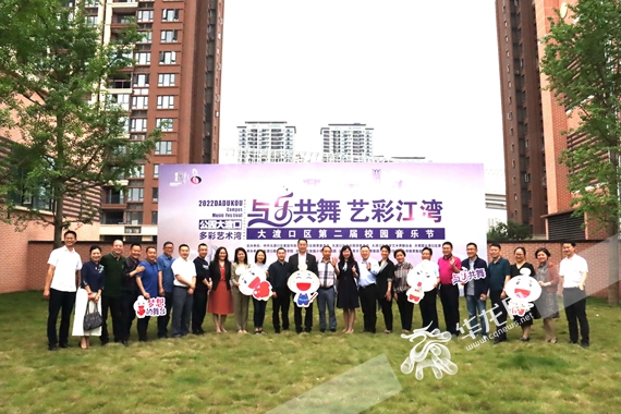 参与活动嘉宾在打卡点留念 岳洪玉 摄 5、参与活动嘉宾在打卡点留念 岳洪玉 摄