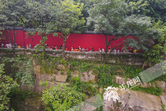 渝中区半山崖线步道红墙。华龙网-新重庆客户端记者 李裕锟 摄