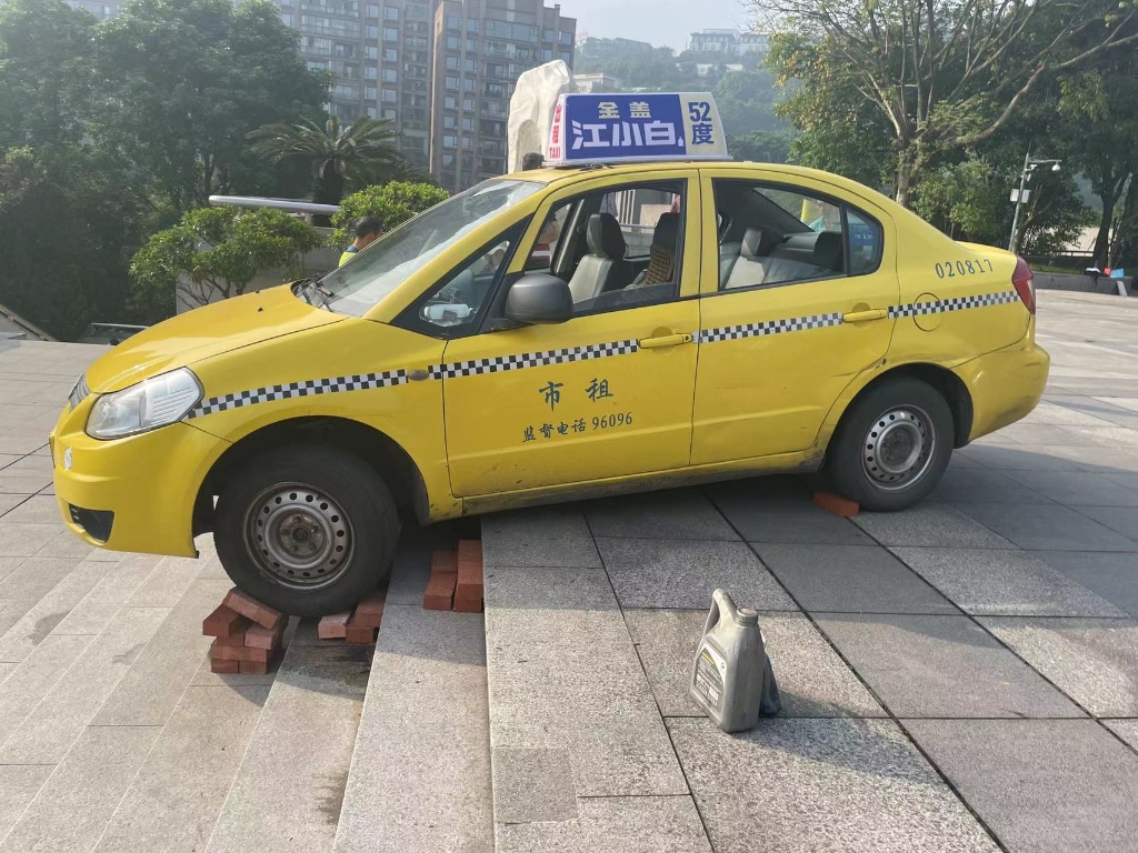出租车被困在梯坎上。渝北区警方供图，华龙网-新重庆客户端发，