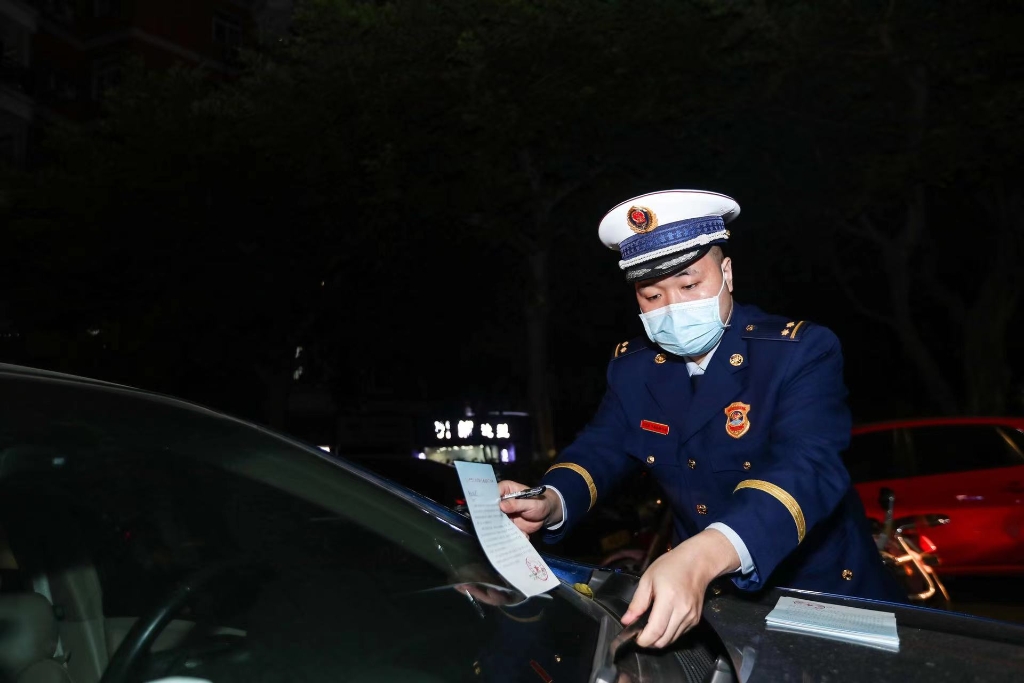 1联合执法人员对一辆占用消防通道的车辆进行处理。重庆市消防救援总队供图 华龙网-新重庆客户端 发