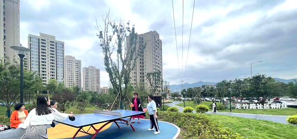 公园内，居民正在打乒乓球。通讯员 张婷婷 摄