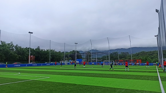 市民在新足球场内踢足球。通讯员 田济申 摄