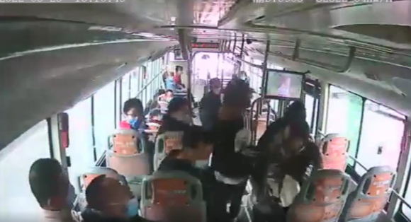 133路公交監控視頻截圖。兩江公交六分公司供圖 華龍網-新重慶客戶端發