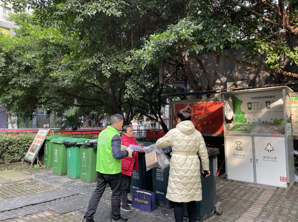 社区志愿者引导居民进行垃圾分类。 渝北龙山街道办事处供图 华龙网发