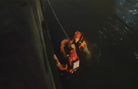 1男子跳入河中后，消防员也赶紧跳入河中施救。大足区消防供图 华龙网-新重庆客户端 发