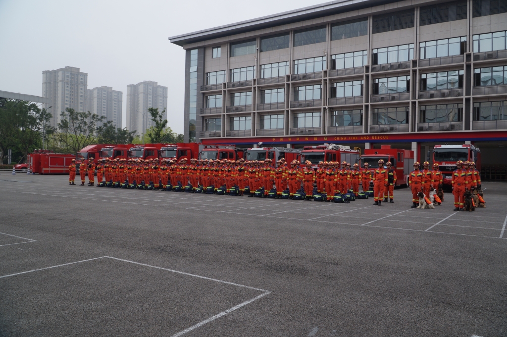 0机动支队的消防员集结待命。受访者供图 华龙网-新重庆客户端 发
