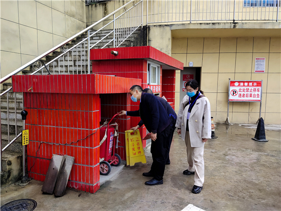 1鱼复街道主要领导检查加油站消防安全