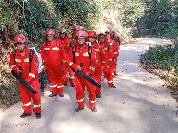 区西山林场专业扑火队巡护。大足区应急管理局供图