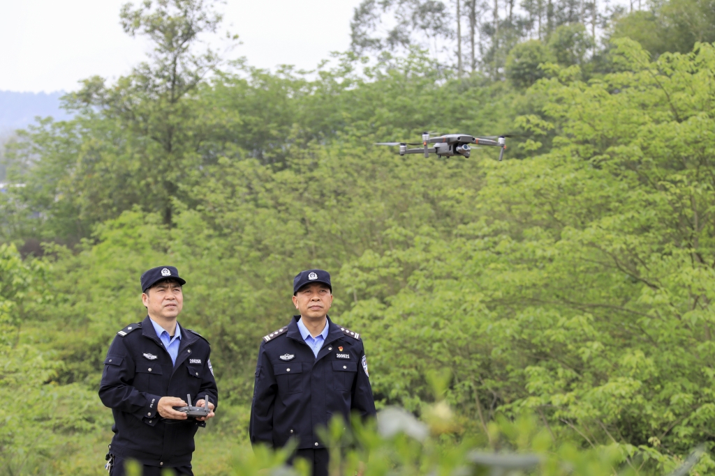 4月6日公安民警在南大街辖区开展警用无人机空中踏查工作 (2)