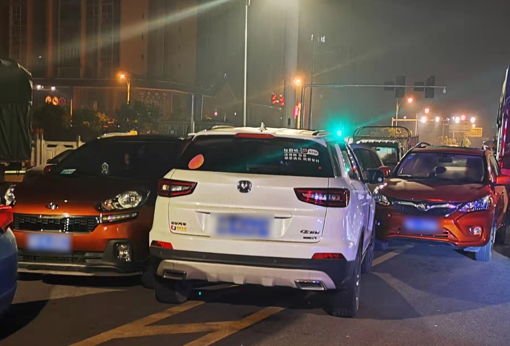 0肇事的白色轿车夹在了两辆橙色轿车之间。重庆高新区警方供图 华龙网-新重庆客户端 发