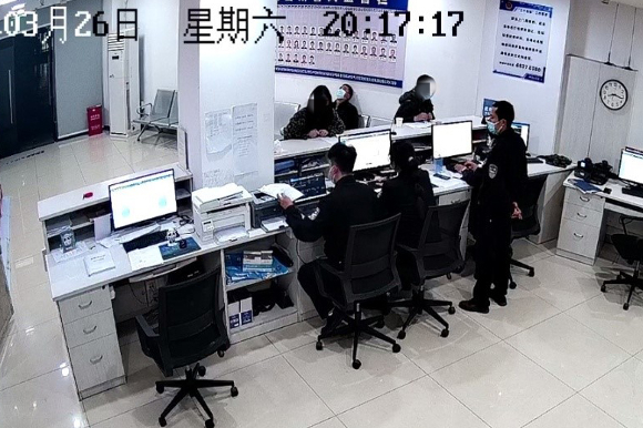 0石女士（左一）讲述被骗经过。重庆高新区警方供图 华龙网-新重庆客户端 发