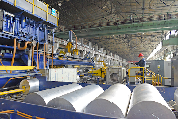 中铝高端制造西北铝员工在挤压管材