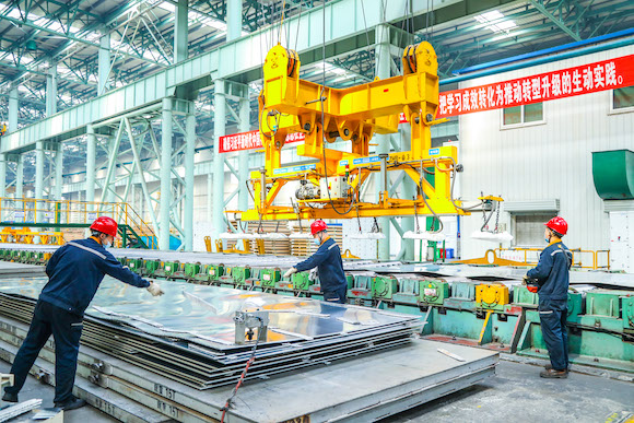中铝高端制造东轻中厚板厂生产操作人员吊运合金板材