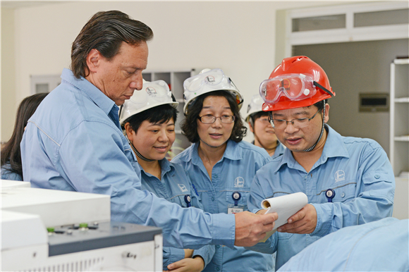 3川维化工主要外贸伙伴代表在川维化工现场开展产品技术交流。杨婷婷 摄