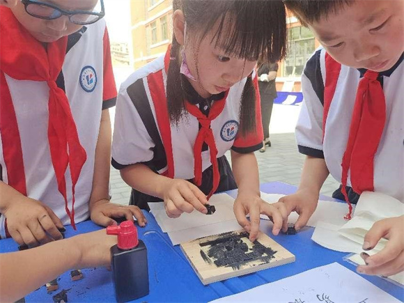 学生正在体验捡字。巫溪县博物馆供图 华龙网发