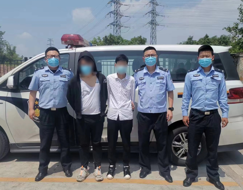 1两名男子如实供述了自己的违法行为。重庆高新区警方供图