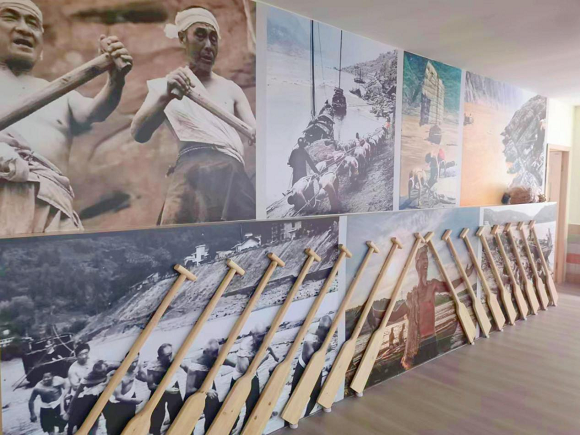 人和小学《川江号子》展厅，船桨展示区。 两江新区宣传部供图