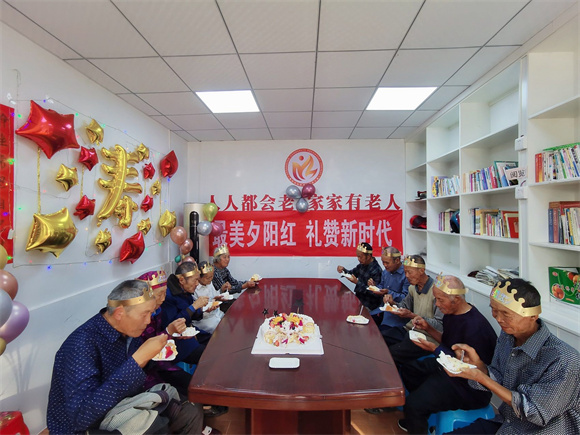 11位老人集体过生日吃蛋糕。云阳县双土镇供图 华龙网发