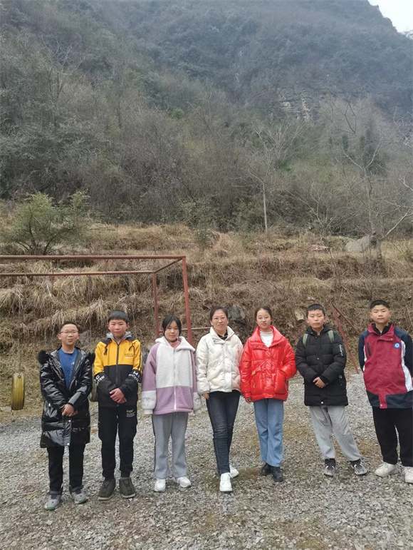 梁红梅、刘英老师和学生在一起。巫溪县乡村振兴局供图 华龙网发