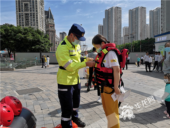 市民体验穿戴救生衣。华龙网-新重庆客户端 简梦 摄