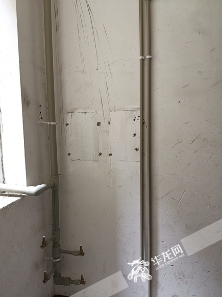 电梯公司自己改迁的水管。华龙网-新重庆客户端记者 伊永军 摄