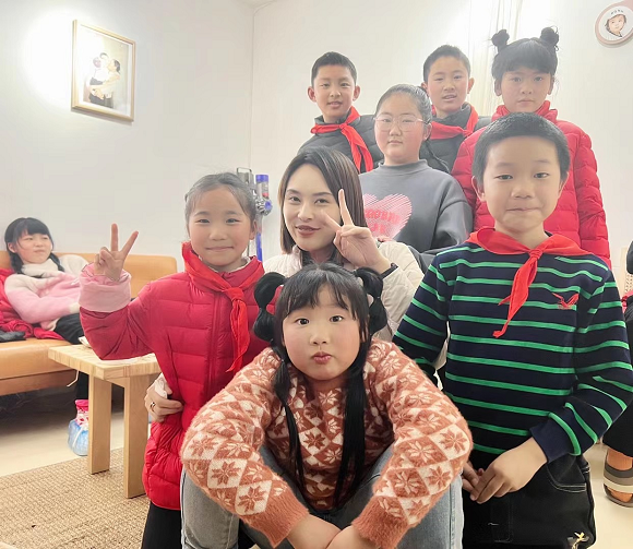 志愿者刘曦璐带领孩子们开展“圆梦行动”。通讯员   代龙 摄