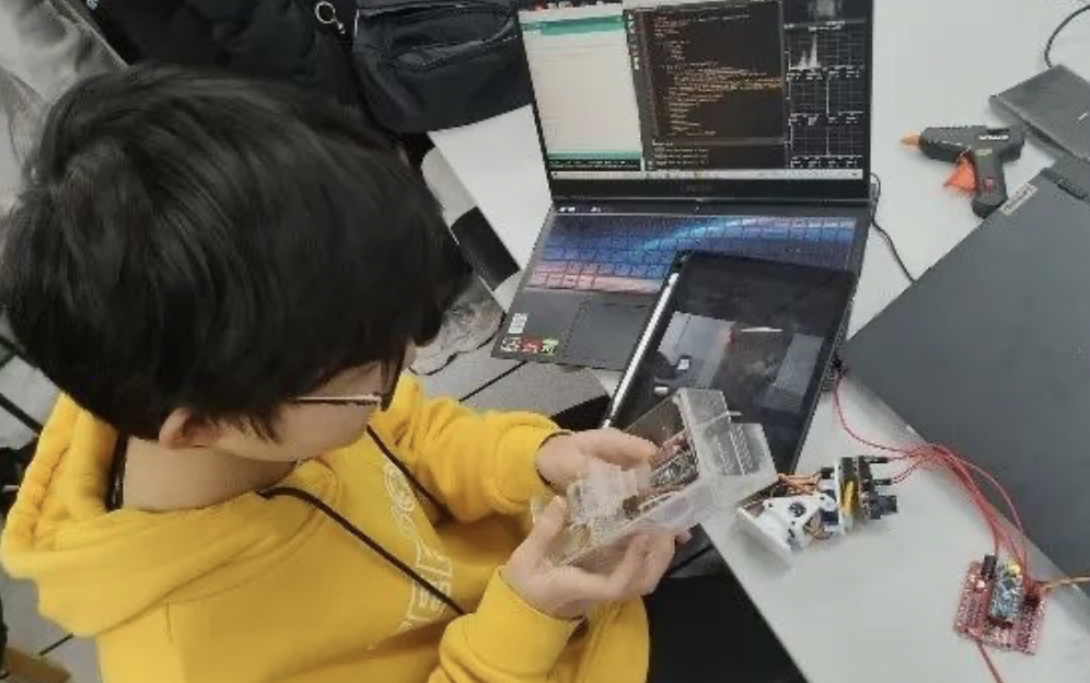 学生们正在进行制作。受访单位供图 截屏2022-05-13 16.30.35