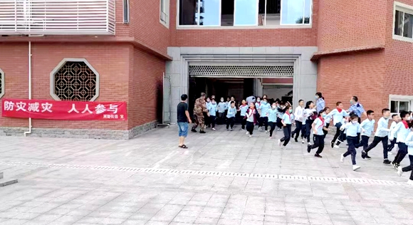 防灾减灾进学校，组织灾害演练。两路街道办事处供图 华龙网发