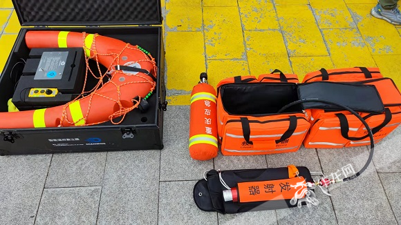 合川区展示水上救援设备。华龙网-新重庆客户端 梁浩楠 摄
