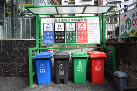 居民小区规范设置的垃圾分类桶。特约通讯员 隆太良 摄