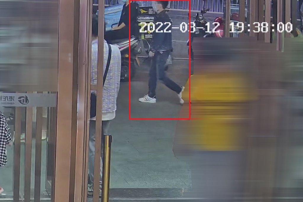 3、监控视频中发现嫌疑人穿的白色运动鞋